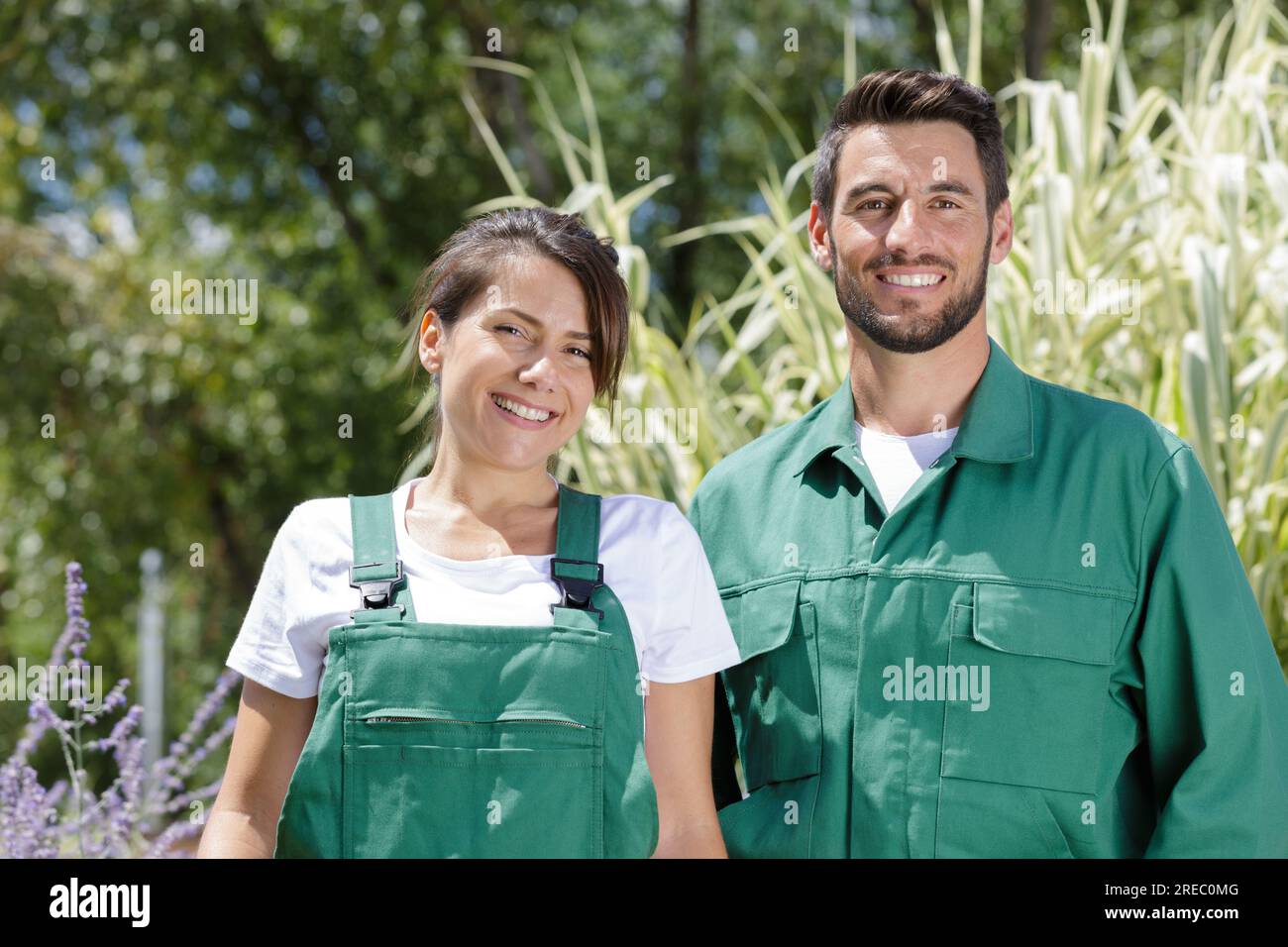 Ein Paar, das zusammen an der Gemeindezuweisung arbeitet Stockfoto