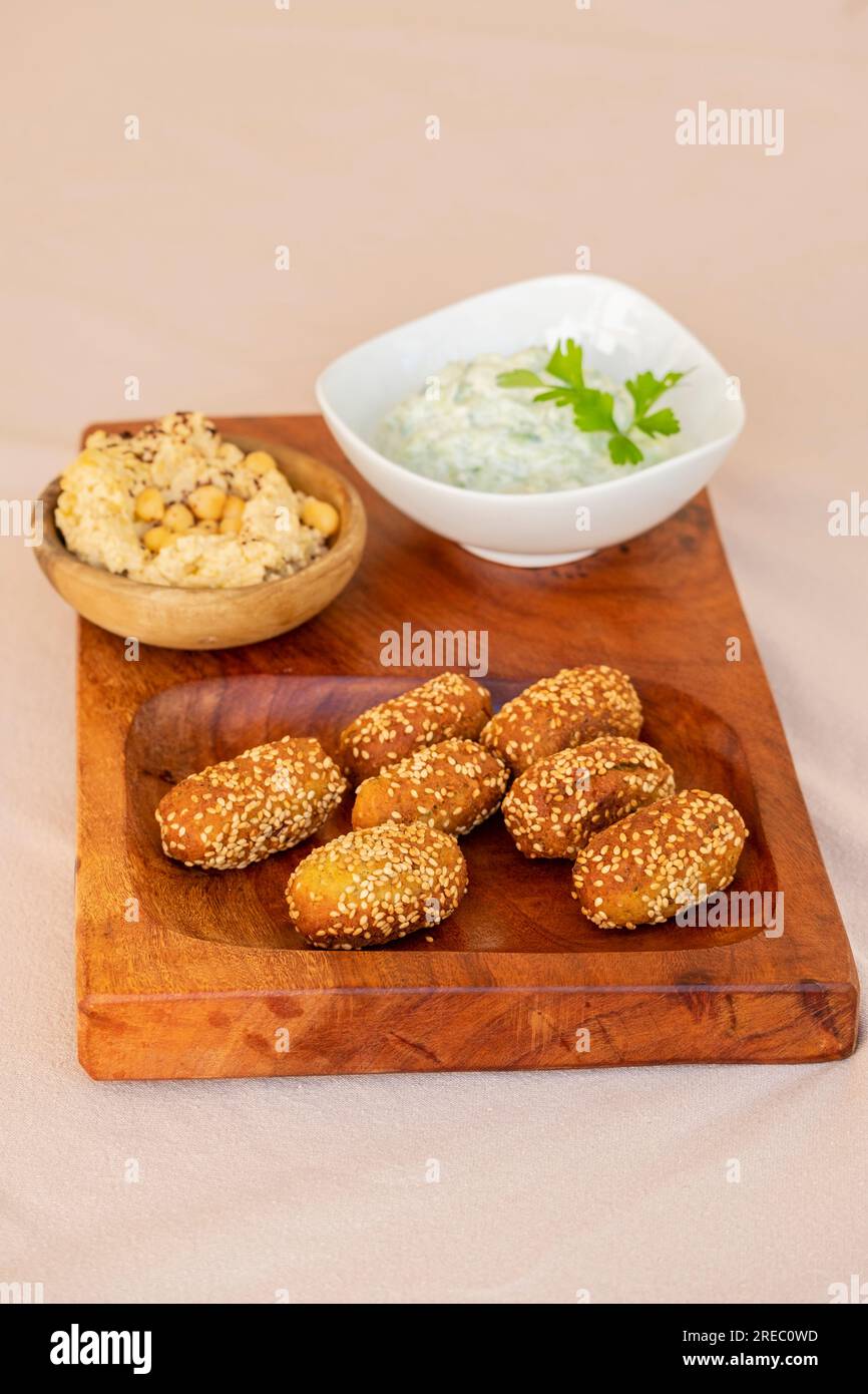 Falafels mit Zatziki und Hummus, Spanien Stockfoto
