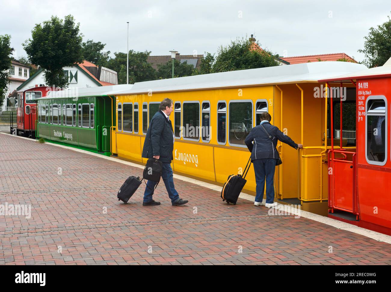 Passagiere, die in einen Wagen der Langeoog Island Railway, Langoog, Ostfriesische Inseln, Niedersachsen, Deutschland einsteigen Stockfoto