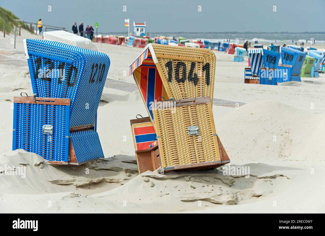 Leere Liegen am Strand von Langeoog, Ostfriesische Inseln, Niedersachsen, Deutschland Stockfoto
