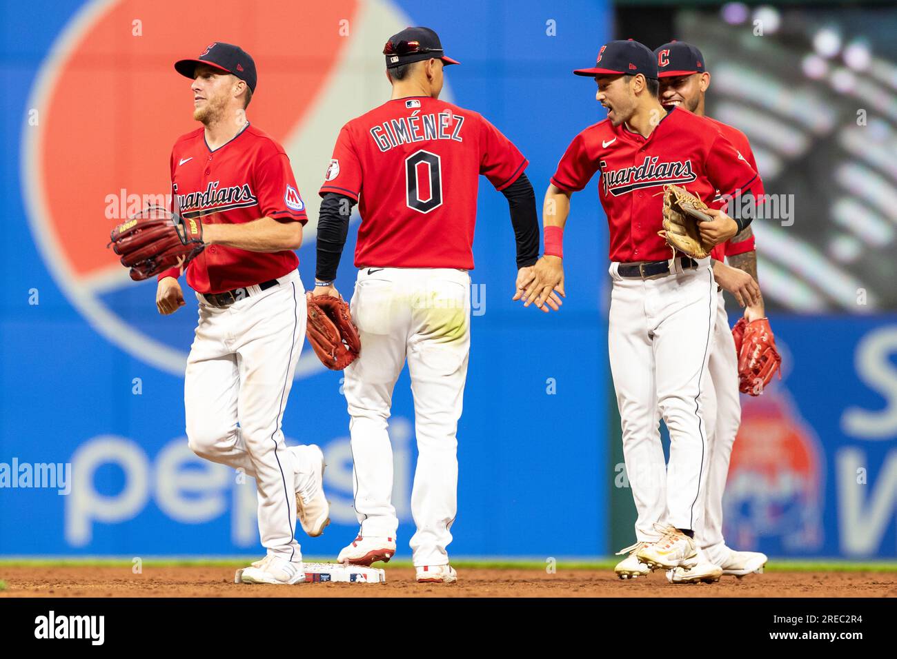 Mitglieder der Cleveland Guardians feiern einen Mannschaftssieg während eines regulären MLB-Saisonspiels zwischen den Kansas City Royals und Cleveland Guardians, T. Stockfoto