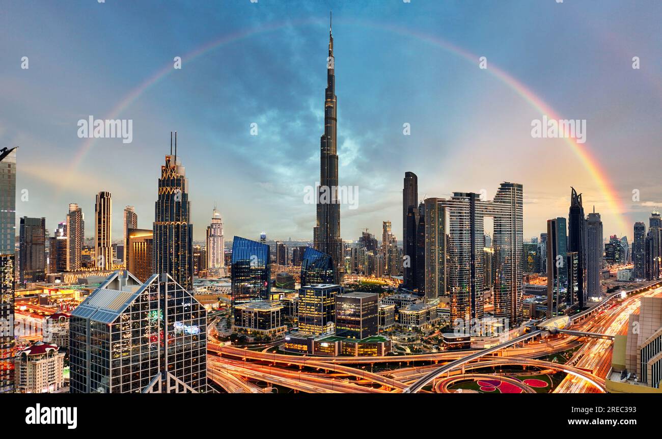 Regenbogen über der Skyline von Dubai Bussines Downtown bei Sonnenaufgang, Vereinigte Arabische Emirate Stockfoto
