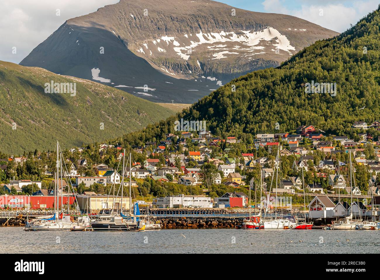 Blick auf die Tromso Tromsdalen Uferpromenade vom Hafen in Norwegen aus Stockfoto