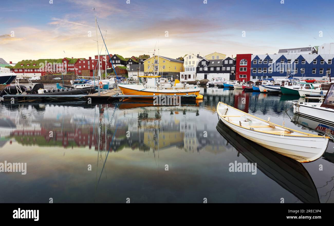 Blick auf einen farbenfrohen Hafen im historischen Tinganes-Viertel von torshavn. Stockfoto