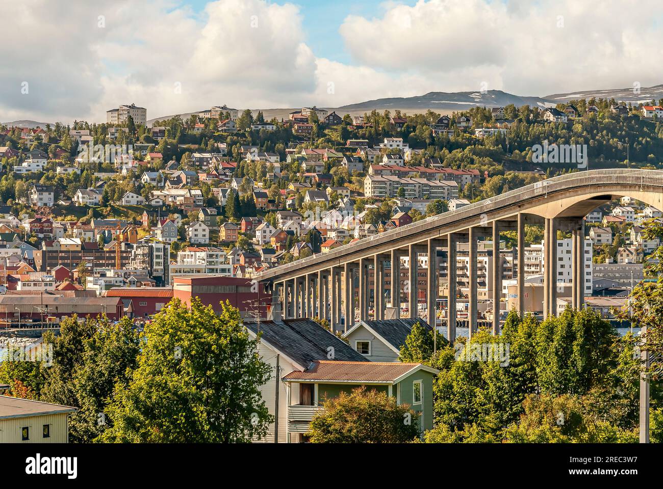Blick auf die Stadt Tromso und die Brücke, Norwegen Stockfoto