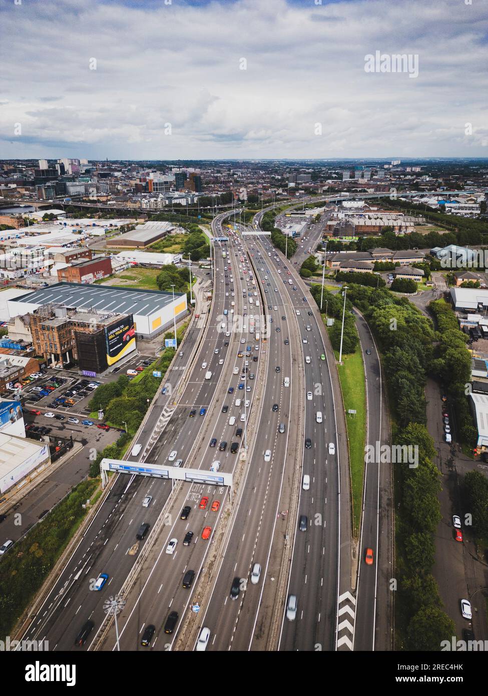Luftaufnahme der Autobahn M8 in Glasgow, Schottland, Großbritannien Stockfoto