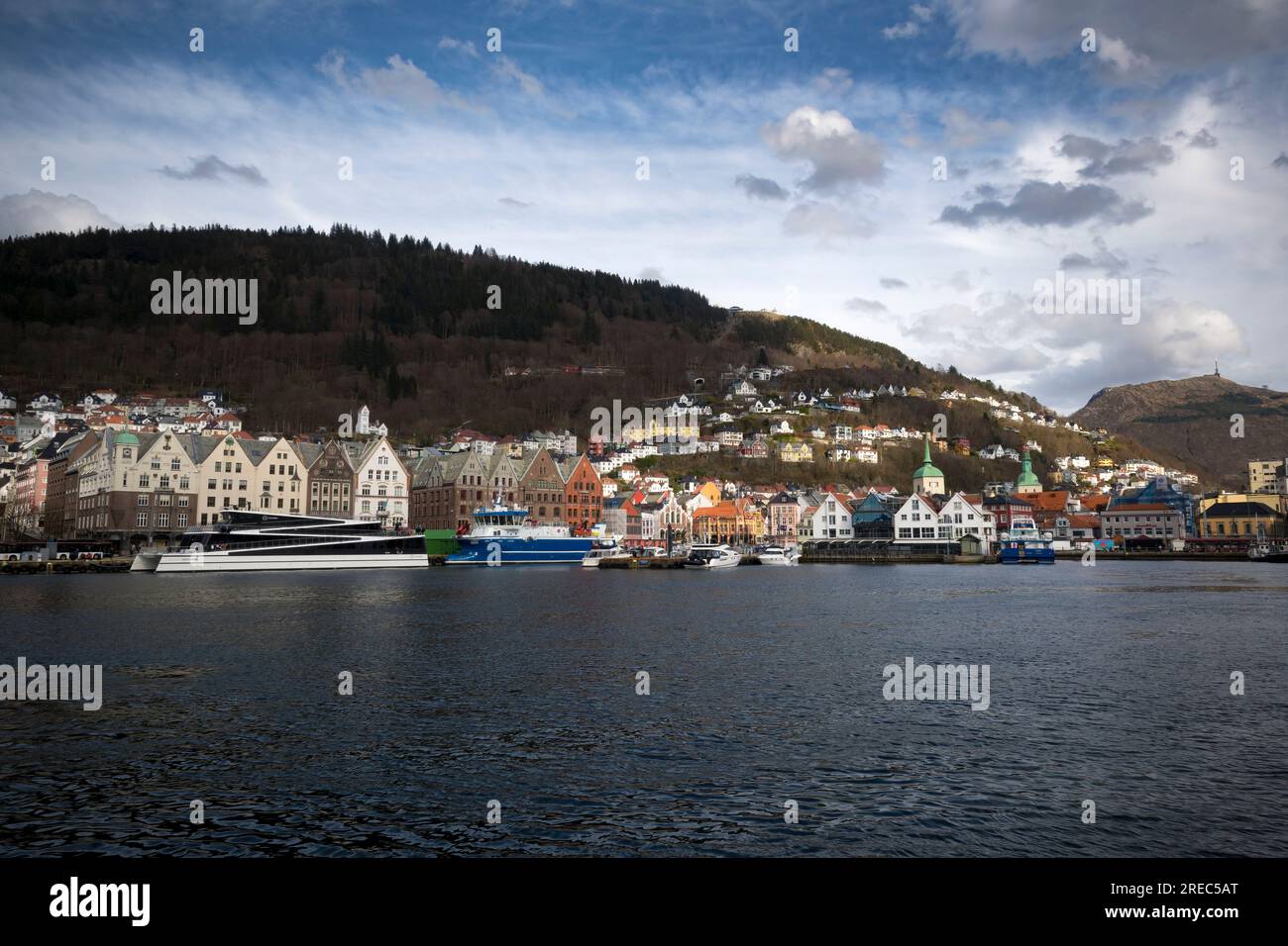 Blick über das Wasser von Bergen in Norwegen Stockfoto