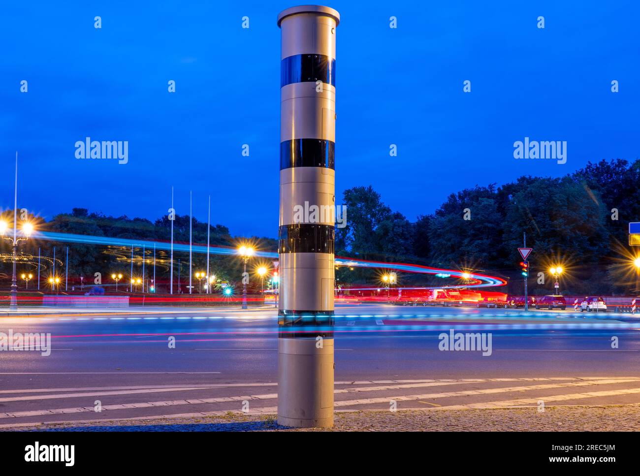 Berlin, Deutschland. 26. Juli 2023. Eine Blitzsäule steht am Kreisverkehr der Siegessäule, während vorbeifahrende Fahrzeuge im Hintergrund Lichtspuren hinterlassen (Aufnahme mit Langzeitbelichtung). Kredit: Monika Skolimowska/dpa/Alamy Live News Stockfoto