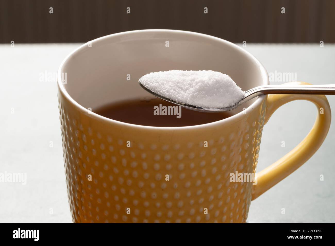 Süßstoff auf Aspartaminbasis auf Teelöffel über einer Tasse Tee. Künstlicher Süßstoff. Stockfoto