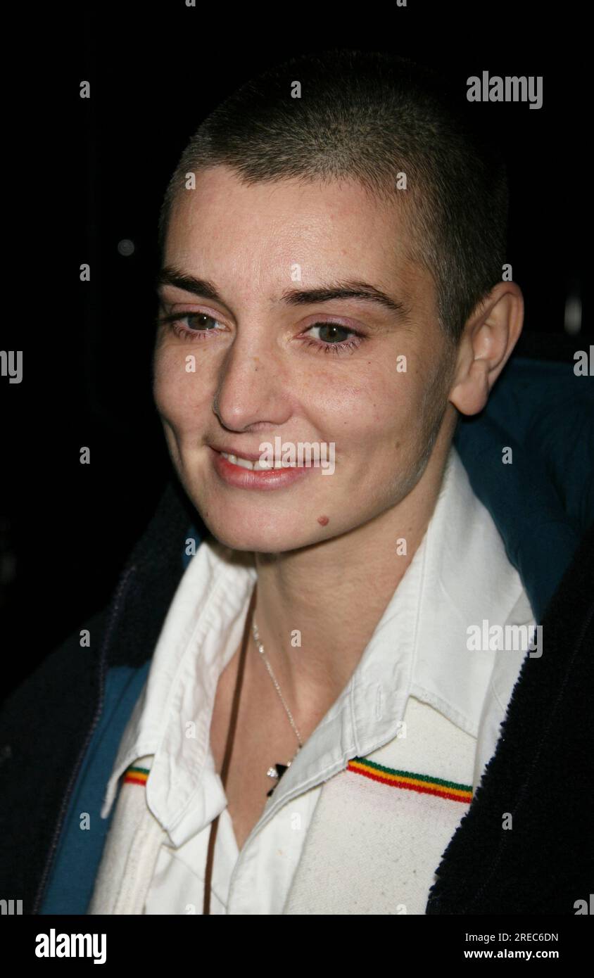 Sinead O'Connor an der Bühnentür „Late Show with David Letterman“ im Ed Sullivan Theater in New York City am 12. Dezember 2005. Foto: Henry McGee/MediaPunch Stockfoto