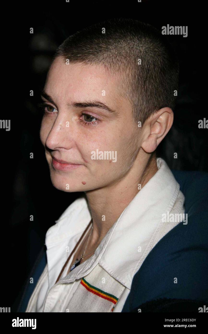 Sinead O'Connor an der Bühnentür „Late Show with David Letterman“ im Ed Sullivan Theater in New York City am 12. Dezember 2005. Foto: Henry McGee/MediaPunch Stockfoto