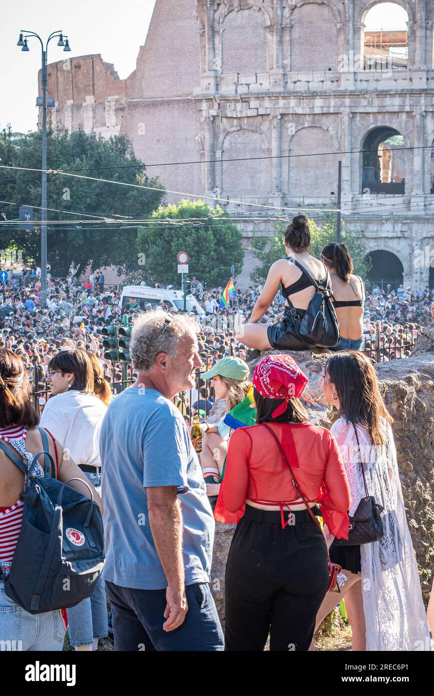 11. Juni 2022 in Rom, Italien: Menschenmassen versammeln sich im Kolosseum in Rom, um den Pride Day zu feiern Stockfoto