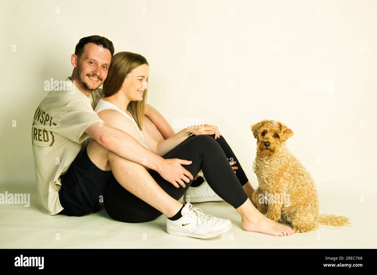 Ein junges Paar mit ihrem Haustier Shnoodle Stockfoto