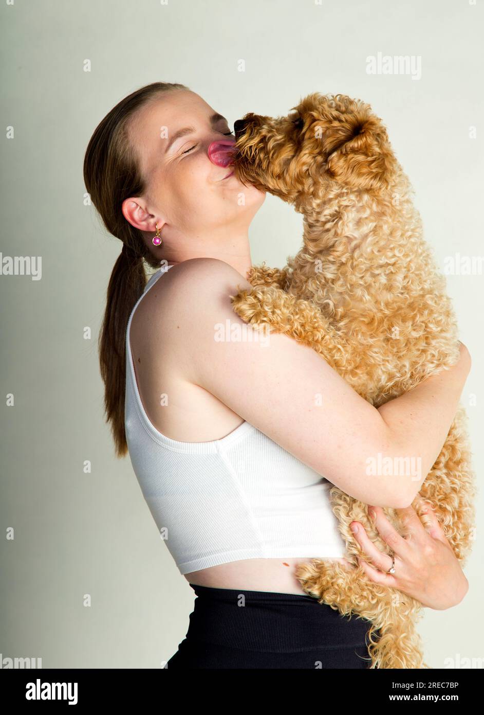 Ein Mädchen mit ihrem Haustier-Schnudel Stockfoto