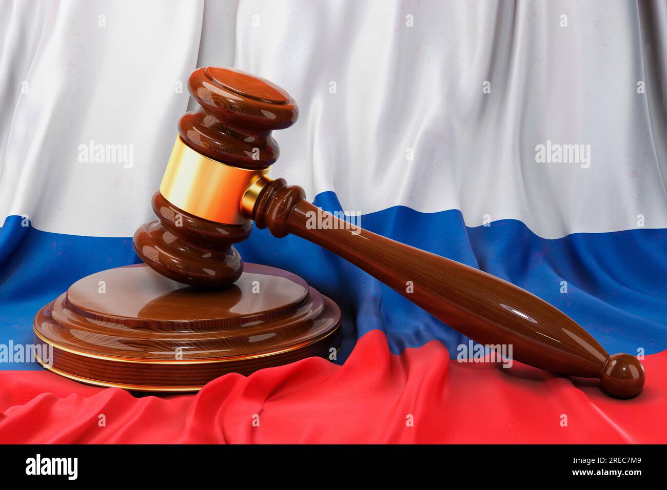 Russisches Recht und Recht. Holzhammer auf russischer Flagge, 3D-Darstellung Stockfoto