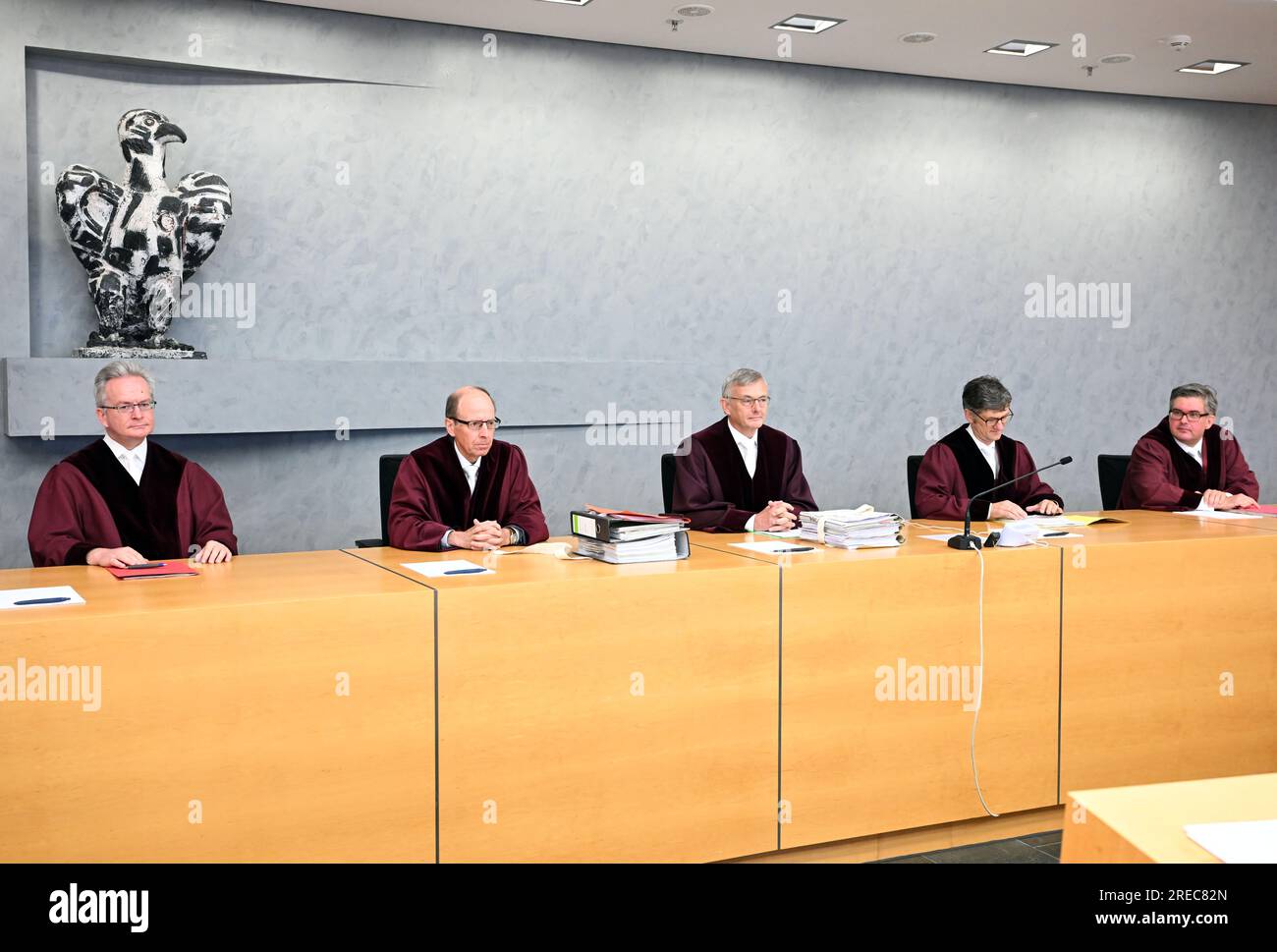 Karlsruhe, Deutschland. 27. Juli 2023. Der dritte Zivilsenat beim Bundesgerichtshof (BGH), (l-r) Mathias Herr, Harald Reiter, Ulrich Herrmann (Vorsitzender), Martin Kessen, Michael Liepin, eröffnet die Anhörung zur Entschädigung für Corona-bedingte Einkommensverluste eines professionellen Musikers. Der Kläger beantragt eine Entschädigung des Bundesstaates Baden-Württemberg für Einkommensverluste, die er von März bis Juli 2020 erlitten hat, weil er und seine Musikgruppe aufgrund von staatlichen Maßnahmen zur Bekämpfung des Coronavirus nicht in der Lage waren, seine Leistungen zu erbringen. Kredit: Uli Deck/dpa/Alamy Live News Stockfoto