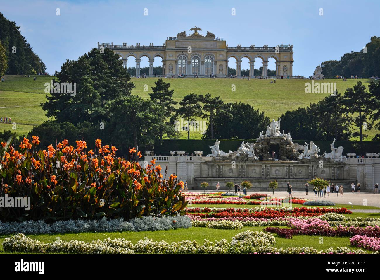 Schlosspark Schönbrunn und die Gloriette im Hintergrund - Wien, Österreich Stockfoto