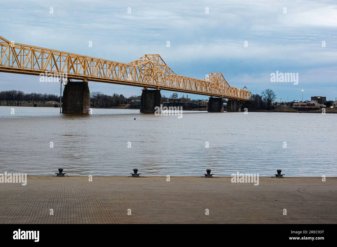 Anlegeplätze am Ohio River von Louisville Kentucky aus mit Blick auf Indiana mit Wolkenkratzer und Brücke. Stockfoto