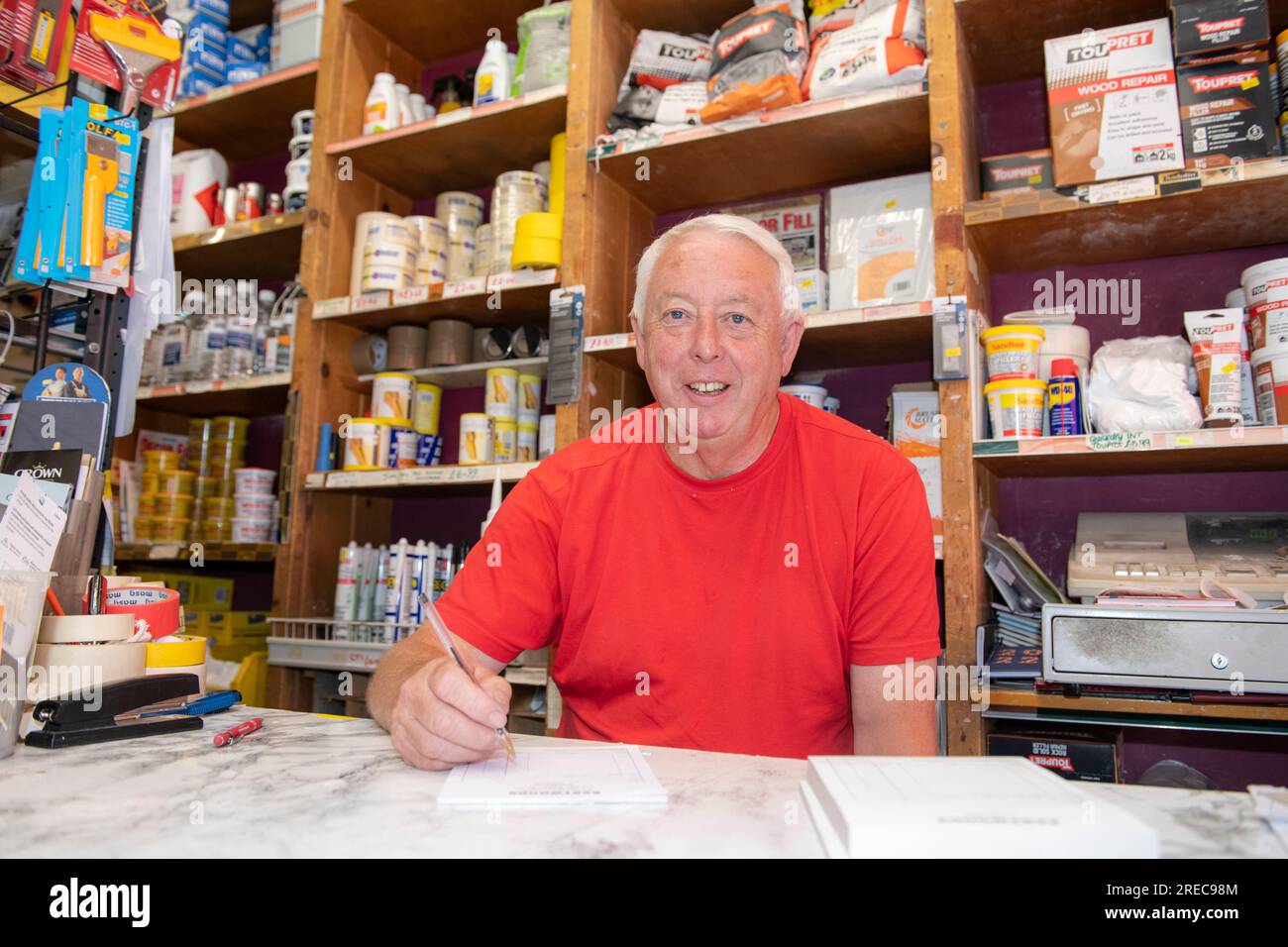 Unabhängiger Eisenwarenladen in Rayners Lane, Harrow, London Stockfoto