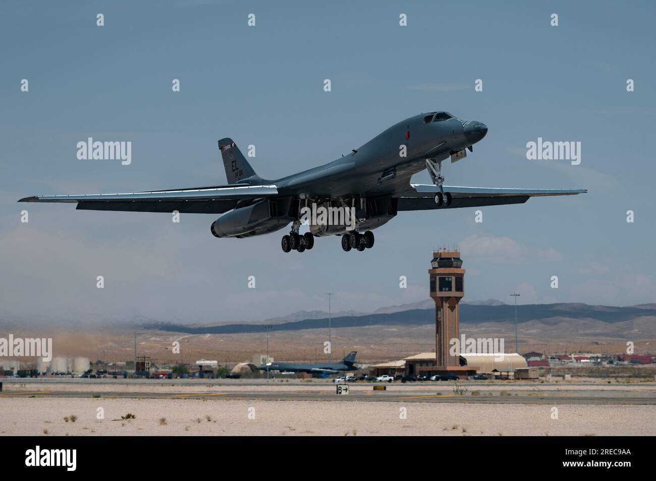 A B-1B Lancer startet am 24. Juli 2023 zu einer Red Flag 23-3 Mission in Nellis AFB, Nevada. Foto: William Lewis, Nellis AFB Public Affairs Stockfoto