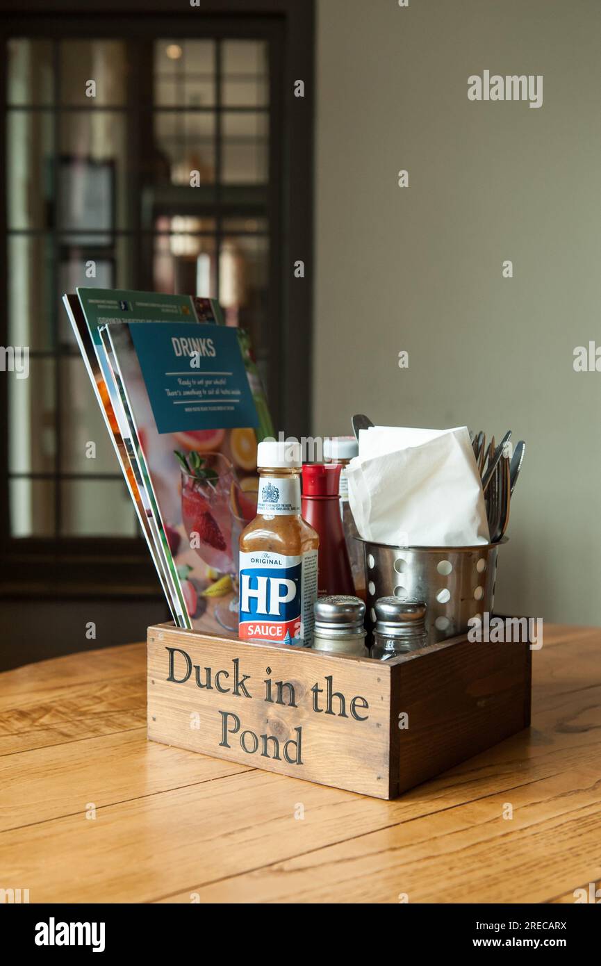 Im Inneren des Harrow Pub Duck in the Pond, bereit für den Tag. Stockfoto