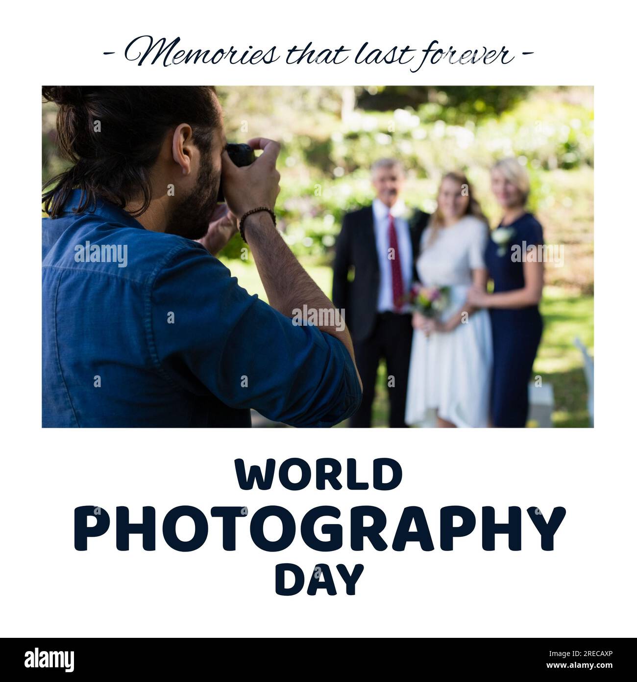 Text zum Weltfotografietag und birassischer männlicher Fotograf, der Hochzeitsfotos macht Stockfoto