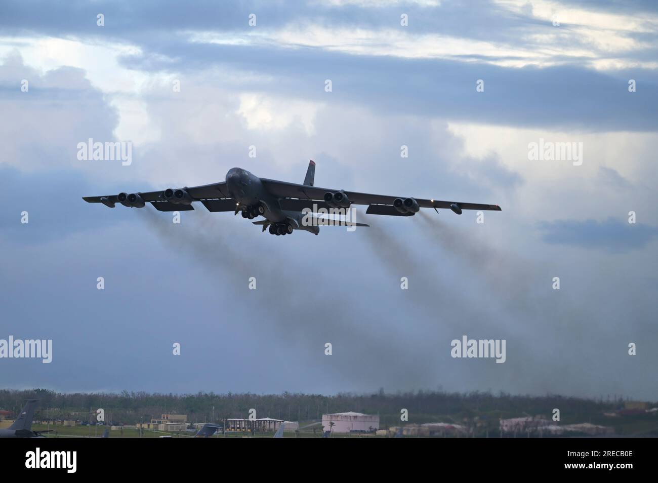 EIN US-AMERIKANISCHER Air Force B-52H startet am 23. Juli 2023 vom Luftwaffenstützpunkt Andersen, Guam. Foto: Airman 1. Klasse Nia Jacobs, 2. Bombenflügel Public Affairs Stockfoto