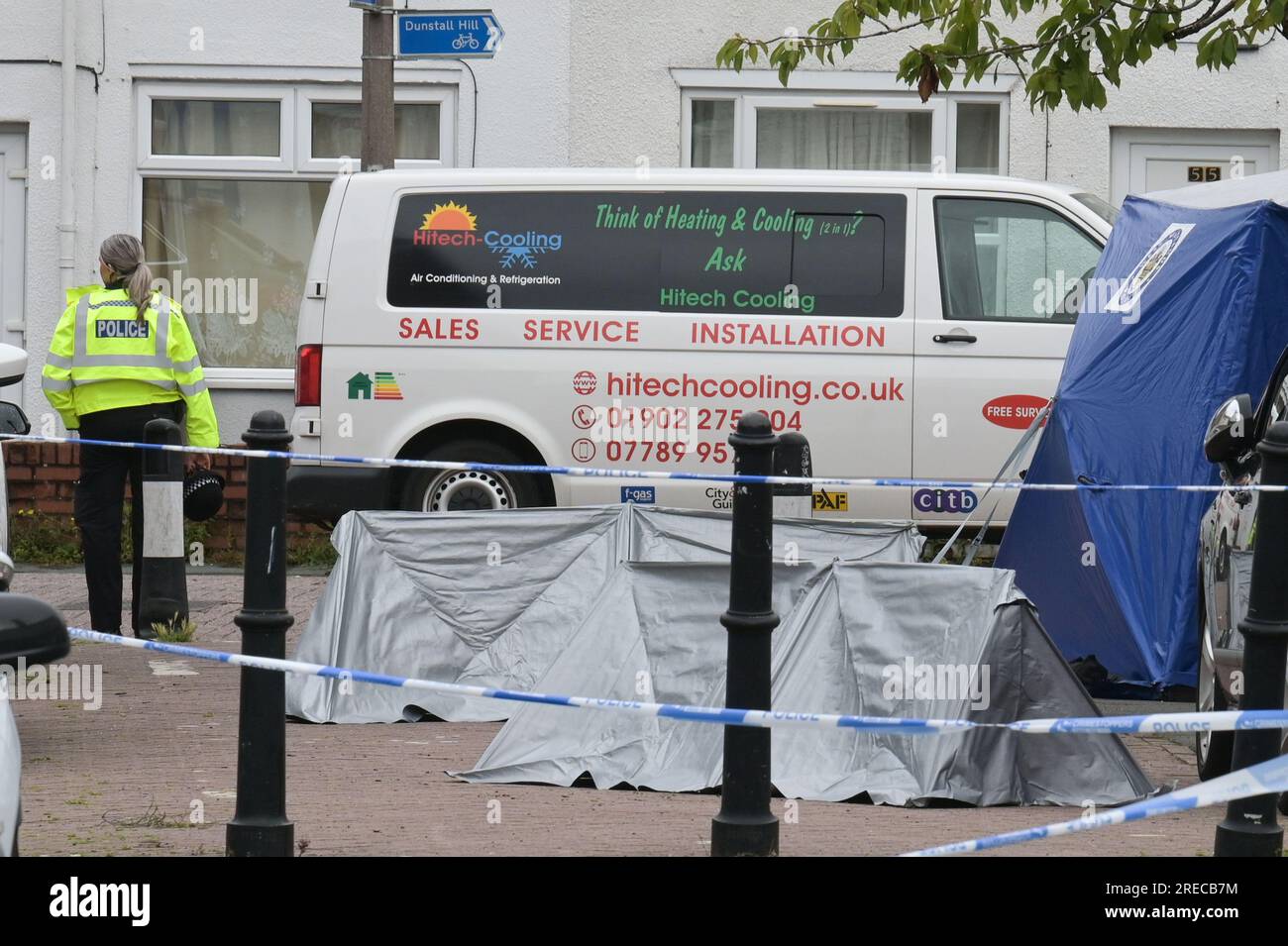 Harrow Street, Wolverhampton, 27. Juli 2023: Polizei von West Midlands am Tatort einer Morduntersuchung, die eingeleitet wurde, nachdem zwei Männer in der Gegend von Harrow Street, Whitmore Reans in Wolverhampton, am Donnerstag, den 27. Juli früh um 5am Uhr erstochen wurden. Ein blaues forensisches Zelt wurde zusammen mit 3 kleinen silbernen Zelten errichtet. Ein weiteres weißes Zelt wurde auf einer nahegelegenen Straße aufgestellt, um ein Fahrzeug abzudecken, von dem man annimmt, dass es sich um ein Fahrzeug handelt. Ein Mann erlitt tödliche Verletzungen und wurde am Tatort für tot erklärt, ein anderer Mann wurde mit schweren Verletzungen ins Krankenhaus gebracht. Ein 20s-jähriger Mann wurde festgenommen. Ein Cordon ist in Pl Stockfoto