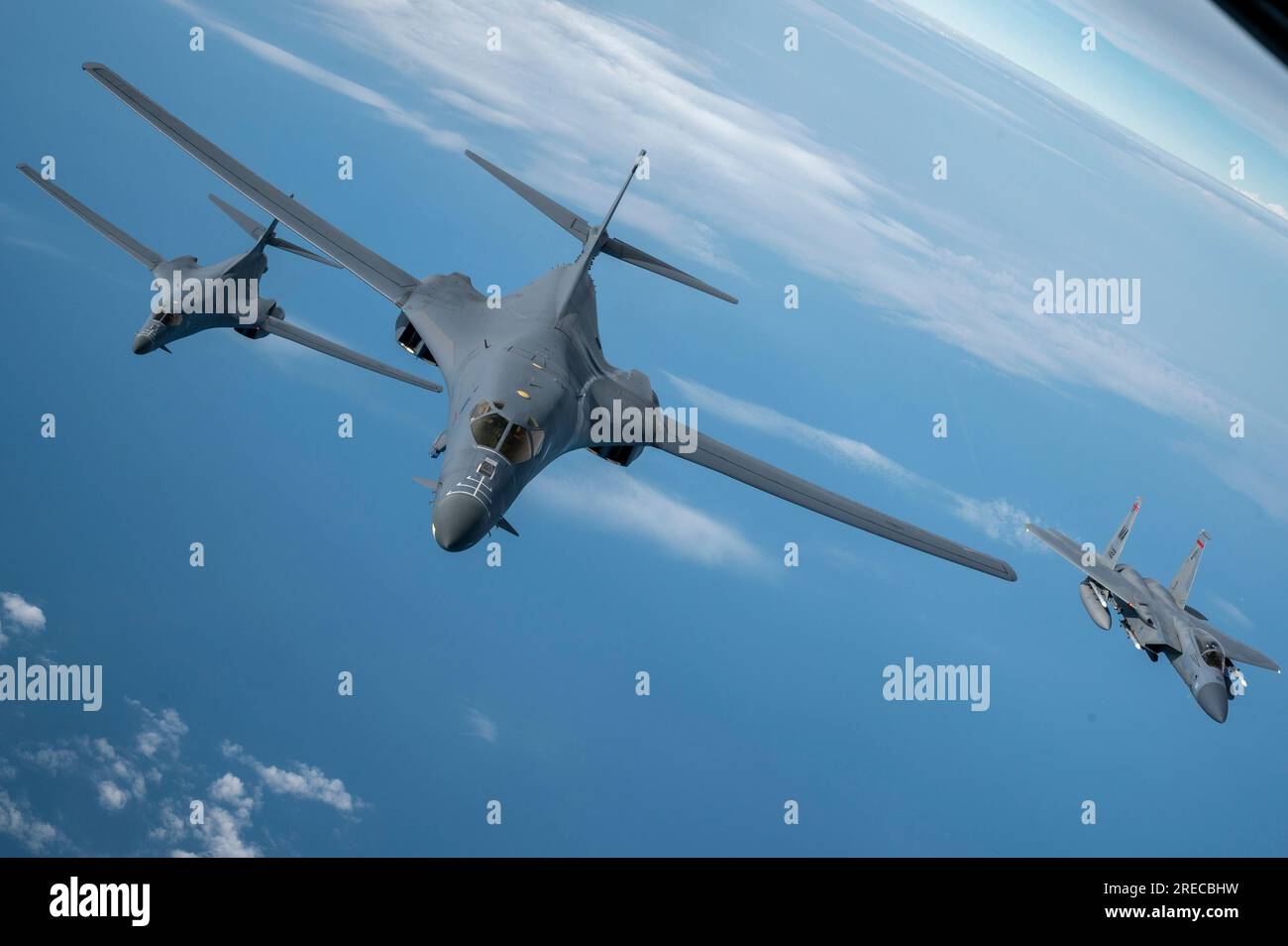 EIN US-AMERIKANISCHER Air Force F-15C Eagle fängt zwei B-1B Lancer Bomber an der Ostküste Nordamerikas ab, am 26. Juni 2023. Foto von Master Sgt. Bryan Hoove Stockfoto