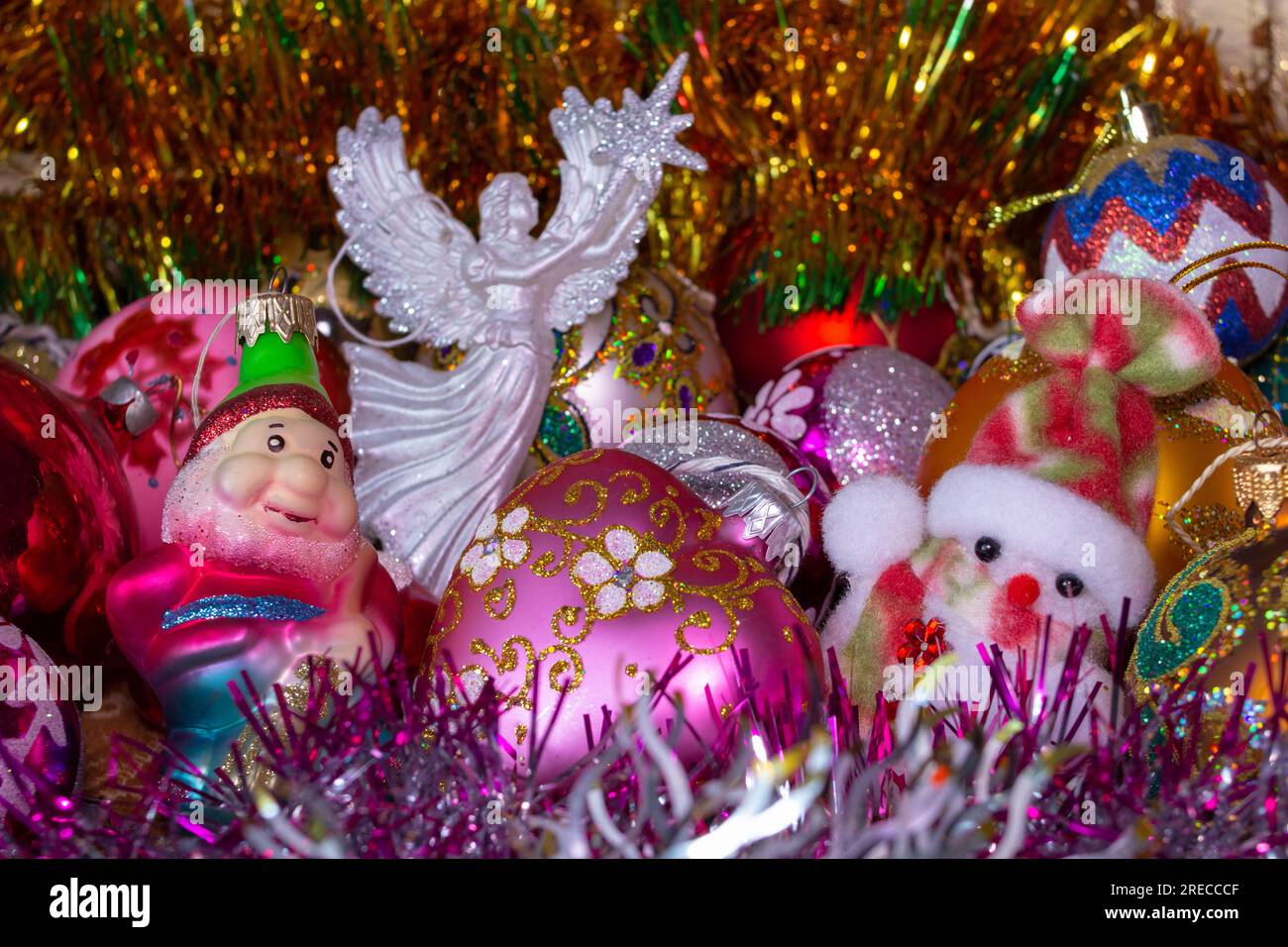 Hintergrund für Weihnachtsgrußkarte, Frohe Weihnachten, Engel und Schneemann und Weihnachtsbälle und Lametta Stockfoto