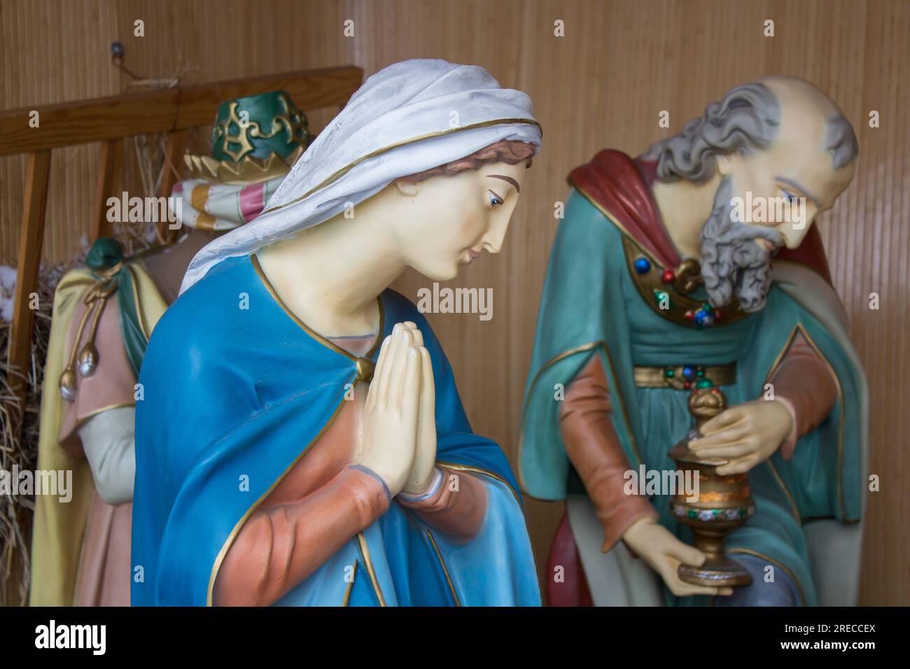 weihnachtsstatuetten maria und Könige mit Geschenken Stockfoto
