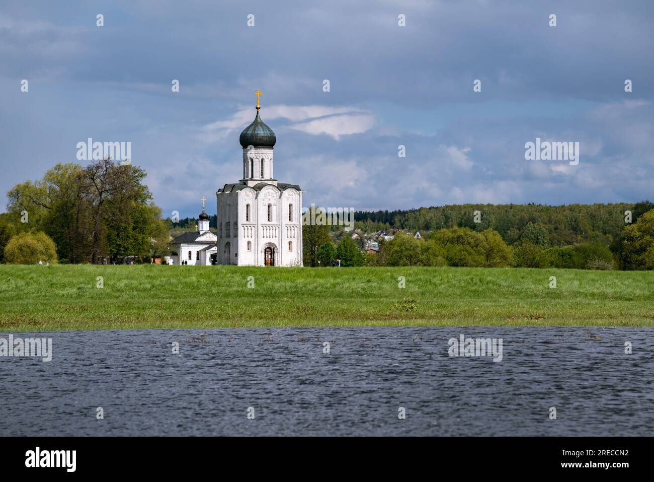 12.-Cantury Church of the Intercession on the Nerl in der russischen Region Wladimir. UNESCO-Weltkulturerbe. Stockfoto