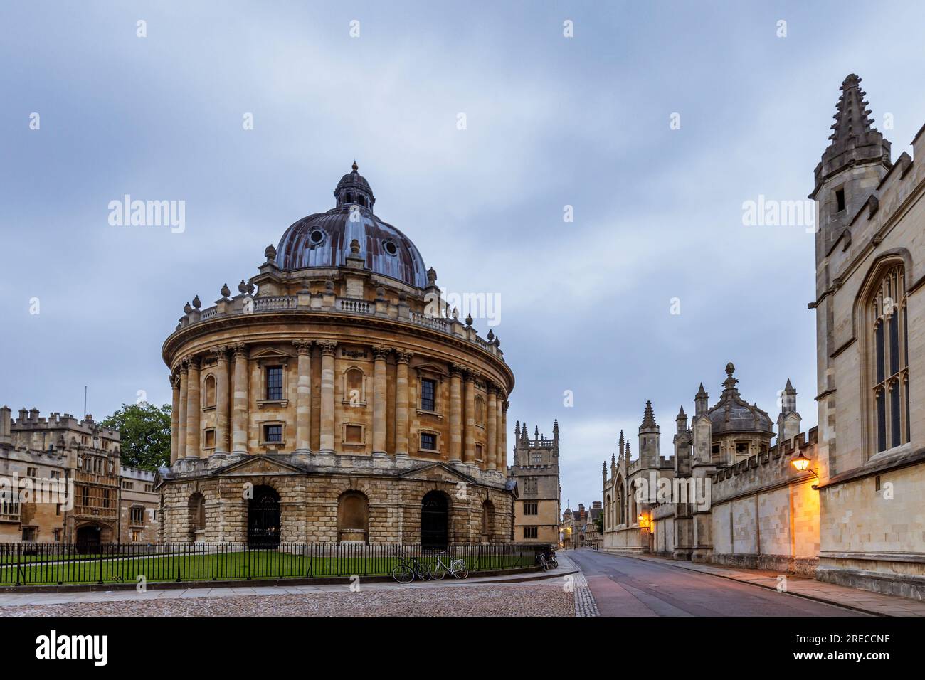 Die Radcliffe-Kamera in Oxford ohne Leute, früh am Morgen an einem bewölkten Tag. Stockfoto