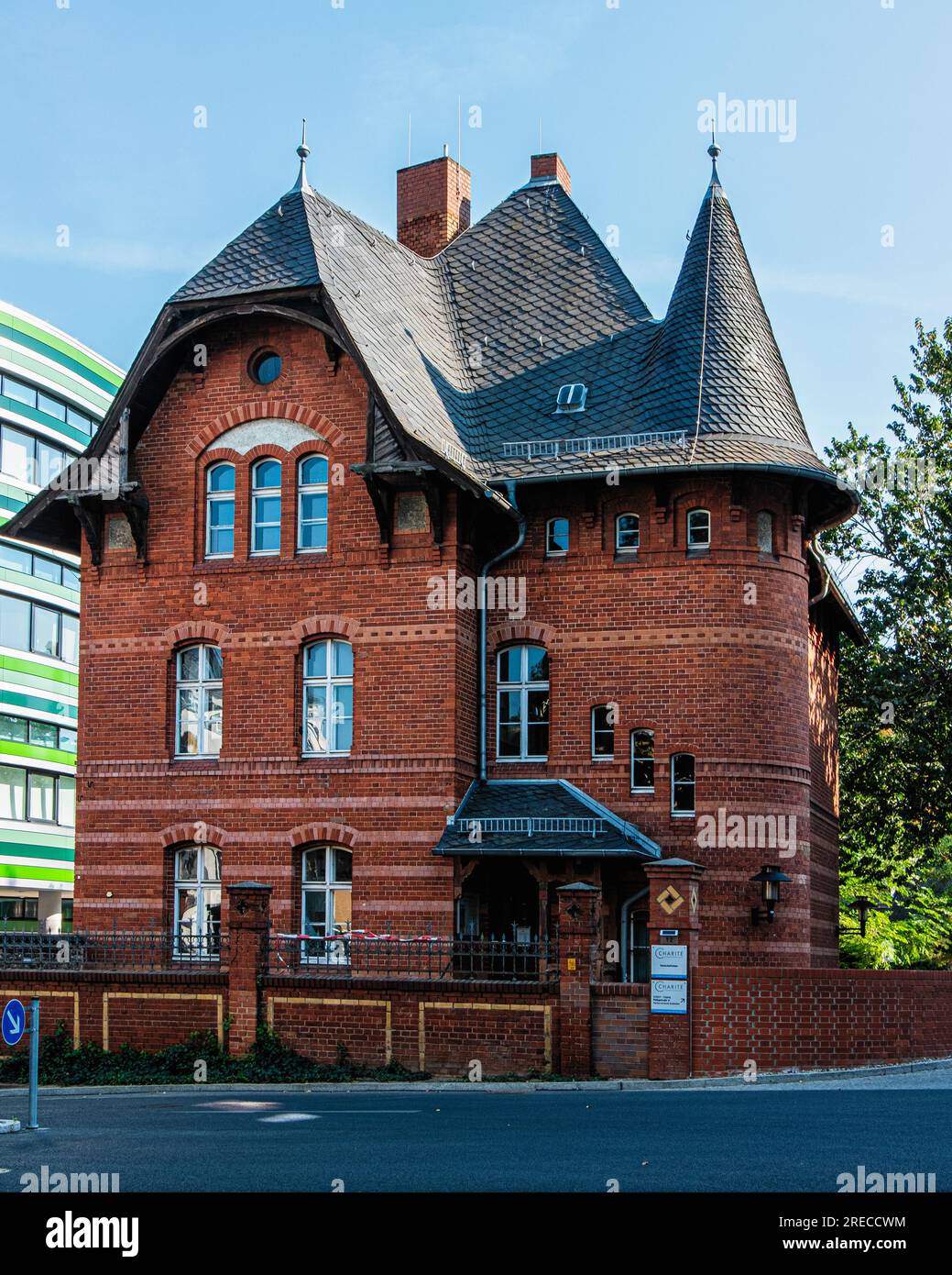Hexenhaus, historisches Backsteingebäude mit Studentenwohnheim und Café Coffee Inn auf dem Charite Campus in Mitte, Berlin, Deutschland Stockfoto