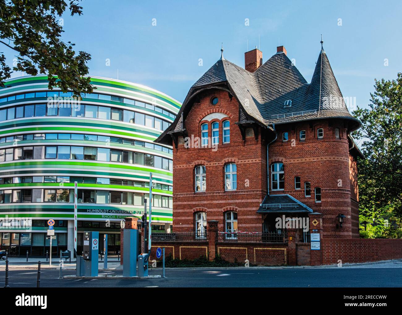 Hexenhaus, historisches Backsteingebäude mit Studentenwohnheim und Café Coffee Inn auf dem Charite Campus & Rhoda Erdman House in Mitte, Berlin, Deutschland Stockfoto
