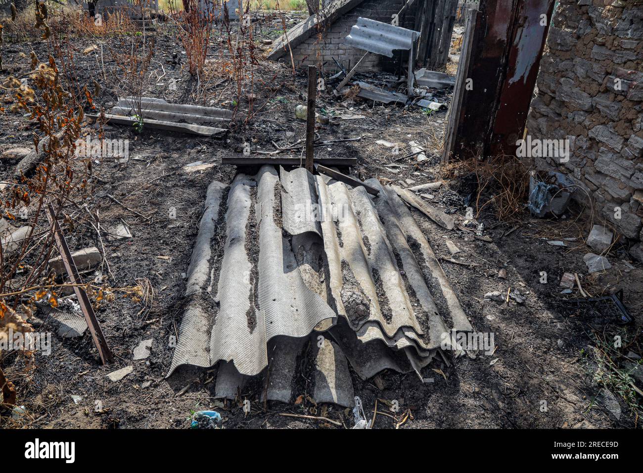 BLAHODATNE, UKRAINE - 19. JULI 2023 - Wellpappe-Dachziegel bedecken das Grab eines Einwohners, der bei der Beschuss russischer Truppen in Blahoda getötet wurde Stockfoto
