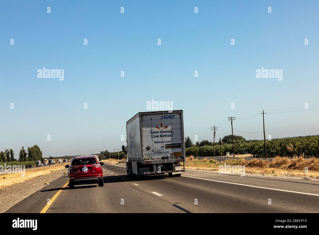 Ein Walmart-Truck in der Interstate 5 in der Nähe von Santa Nella California USA Stockfoto
