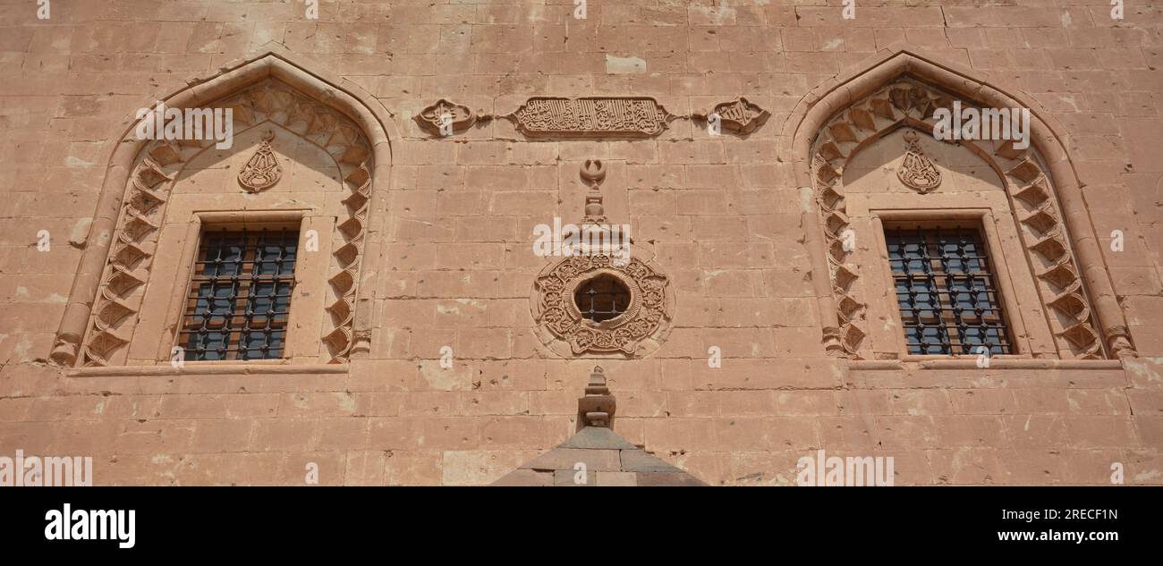 ishak pascha Palast in dogubayazit, AGRI, Turkiye. Dekorationen und Reliefs im islamischen Stil an der historischen Gebäudewand. Schriften an der Wand, arabisch Stockfoto