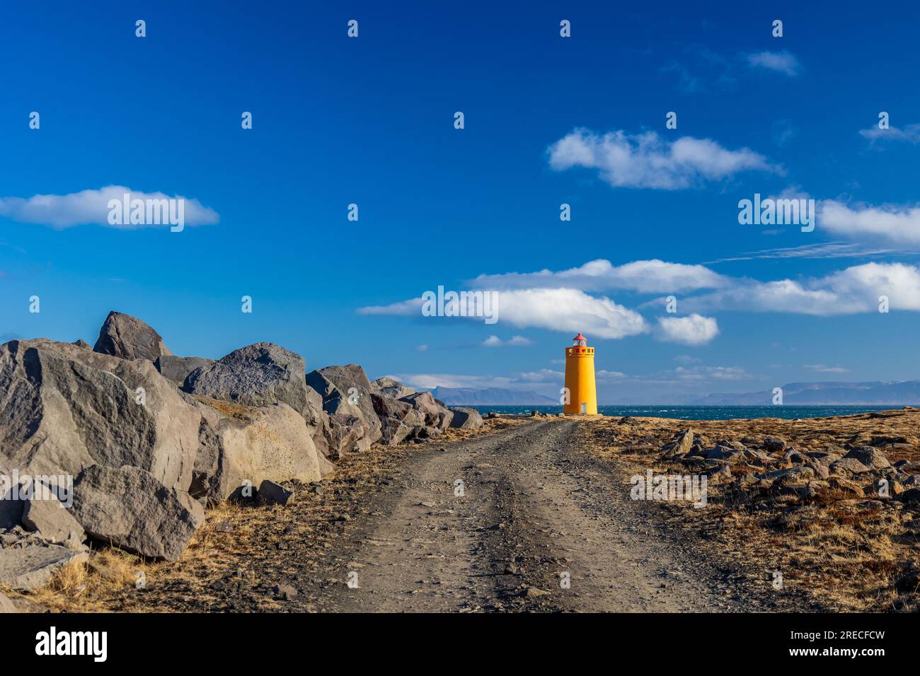 Leuchtturm an der Küste islands an einem kalten märztag Stockfoto