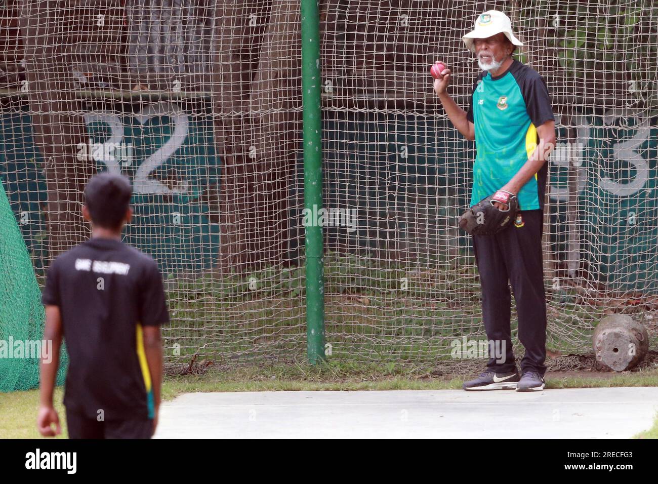 Bangladeschs legendärer Trainer Wahidul Gani während der U-15-Übungssitzung auf dem BCB Academy Ground, Mirpurm Dhaka, Bangladesch Stockfoto