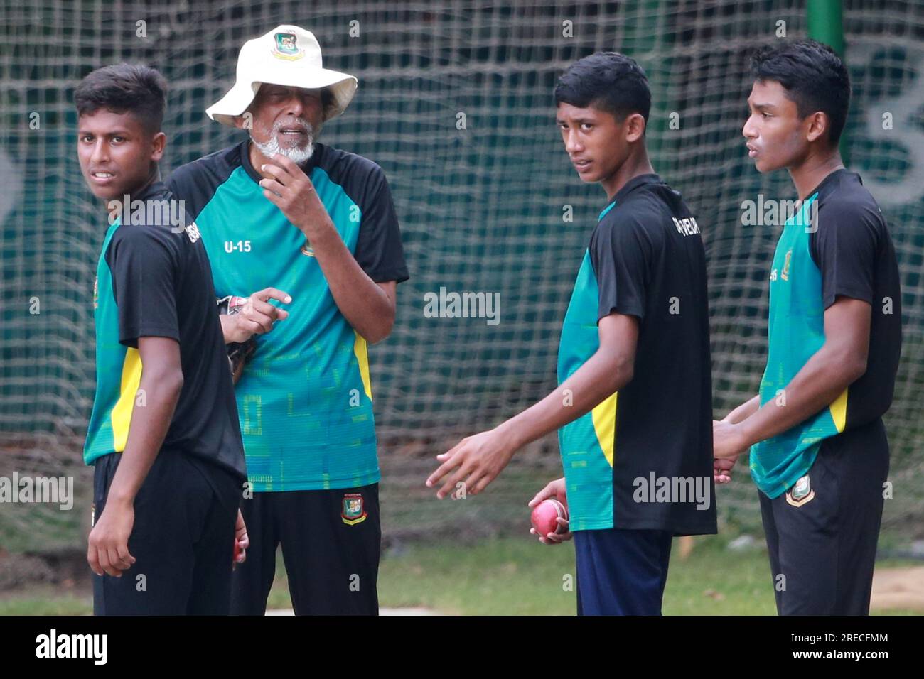 Bangladeschs legendärer Trainer Wahidul Gani während der U-15-Übungssitzung auf dem BCB Academy Ground, Mirpurm Dhaka, Bangladesch Stockfoto