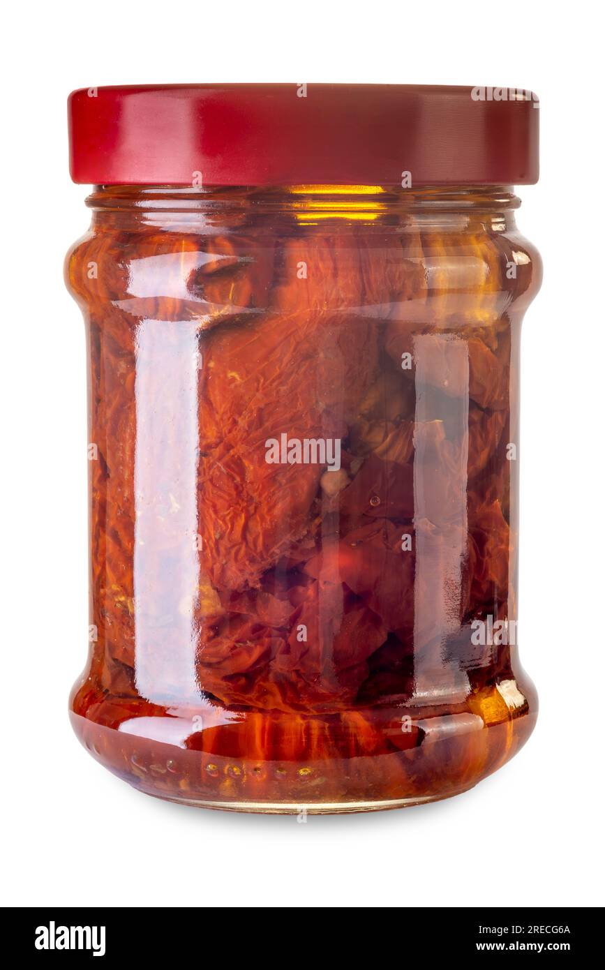 Getrocknete Tomaten im sizilianischen Stil in Glasgefäß, isoliert auf weiß, mit Schnittpfad im Lieferumfang enthalten Stockfoto