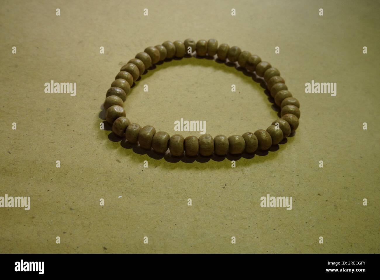 Handgefertigte Holzperlen Armband Stockfoto