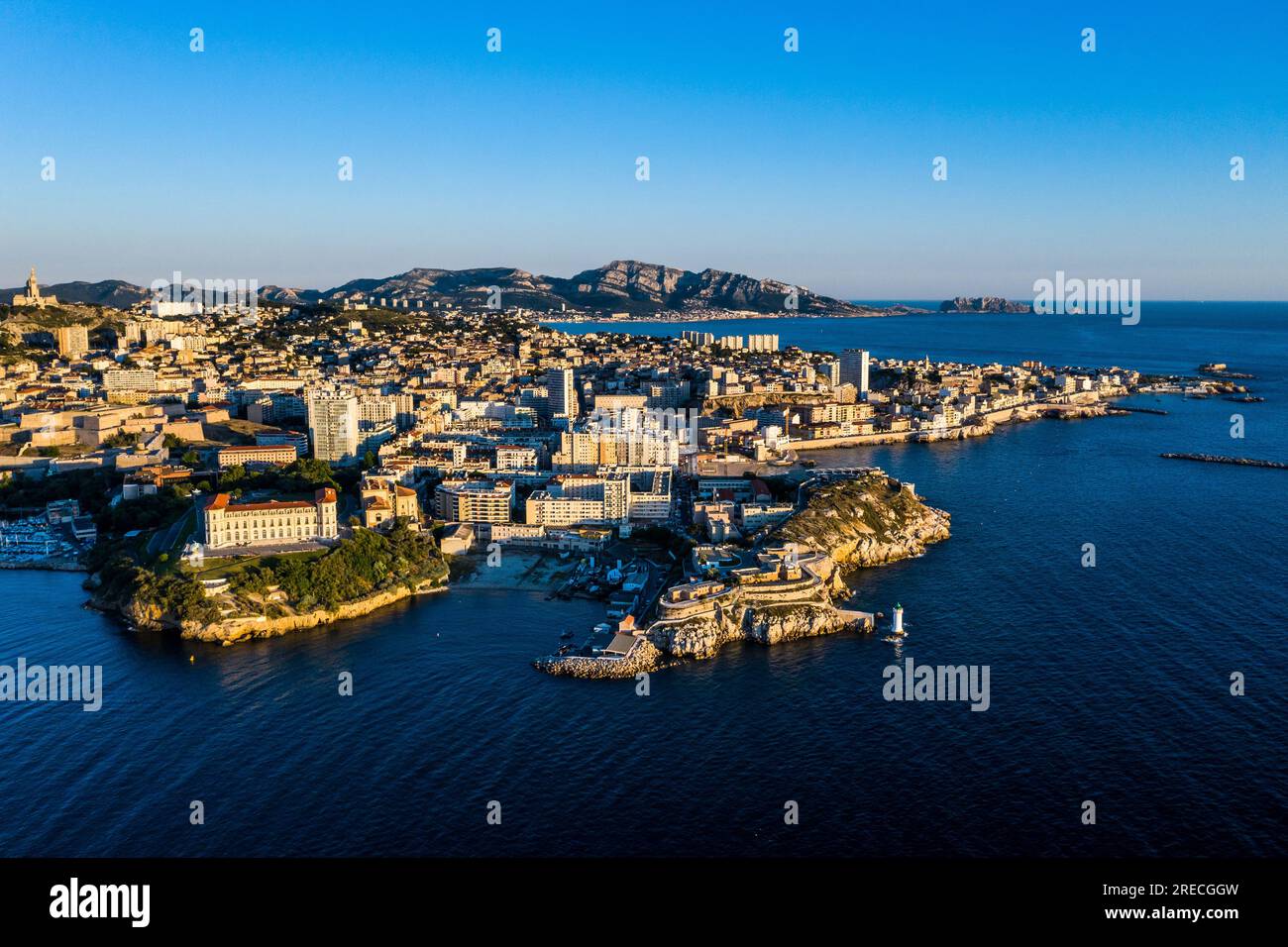 Marseille (Südostfrankreich): Blick aus der Vogelperspektive auf den Palast „Palais de Pharo“ am Ende des Tages vom Deich „digue du Large“. Stockfoto