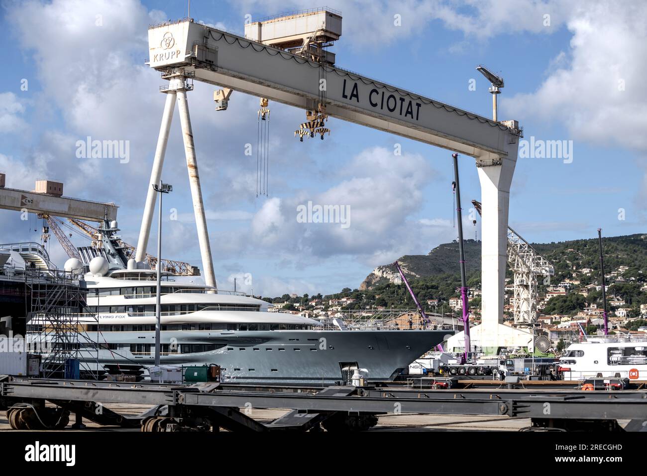 La Ciotat (Südostfrankreich): Fliegende Fox Charteryacht, die unter der Flagge der Kaimaninseln fährt, hier im Hafen. 136m luxuriöse Motor-Mega-Yacht Stockfoto