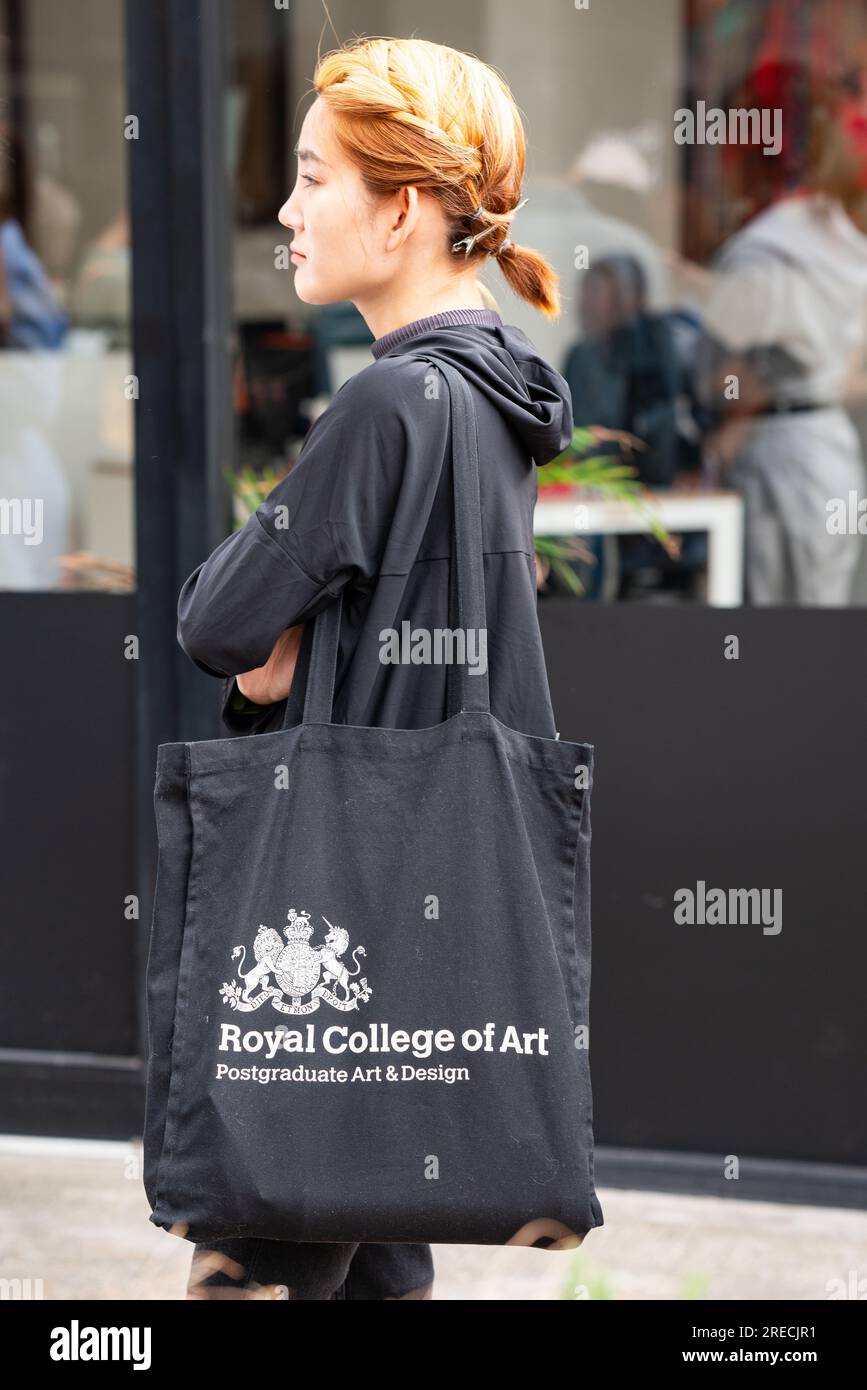 Modestudentin an der Royal College of Art Summer Show 2023. Stockfoto