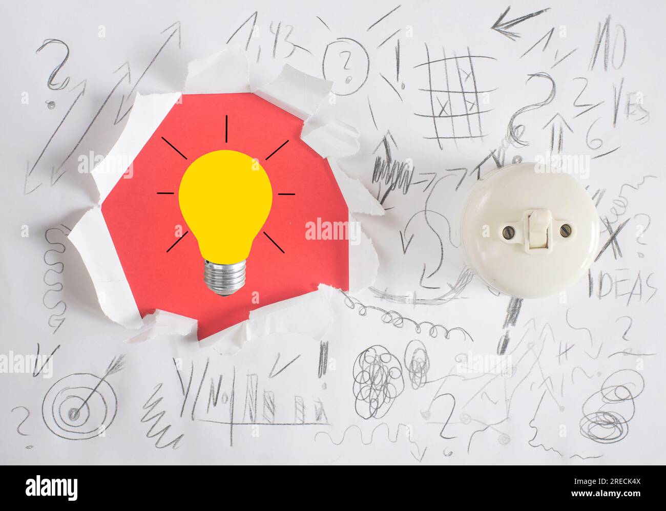 Glühbirne und Schalterinnenseite des Lochpapiers mit Kritzeln und Fragezeichen für kreatives Denken, Ideen, Innovation und Problemlösung Business Conce Stockfoto