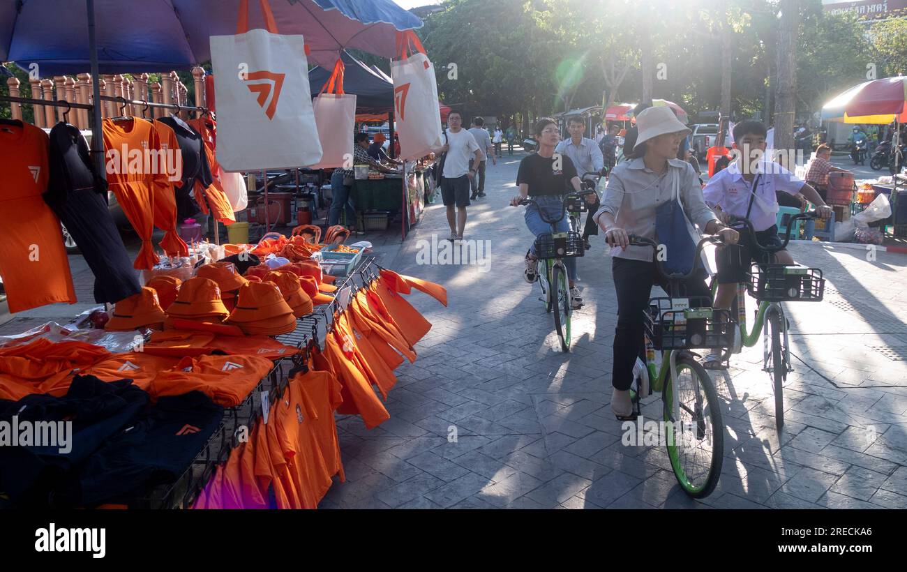 Menschen fahren Fahrrad von Verkäufern während eines Protestes des Verfassungsgerichts an der Thammasat University Rangsit in Pathum Thani, Thailand. Das thailändische Verfassungsgericht ordnete eine vorübergehende Aussetzung der hoffnungsvollen Ministerpräsidentin Pita Limjaroenrat und des Willens an, über die Ablehnung der Renominierung seines Ministerpräsidenten zu entscheiden. Stockfoto