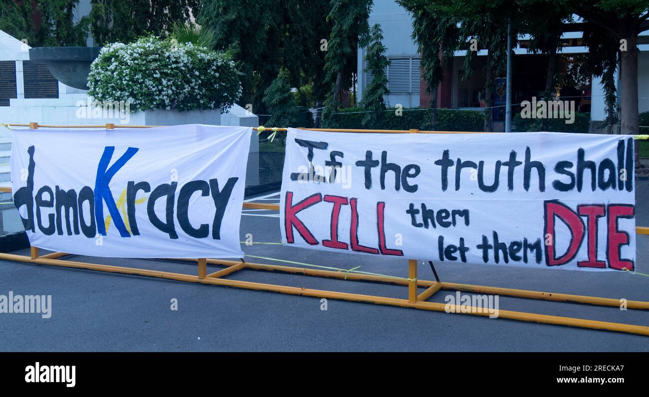 Banner sitzen während eines Protests des Verfassungsgerichts in der Thammasat University Rangsit in Pathum Thani, Thailand. Das thailändische Verfassungsgericht ordnete eine vorübergehende Aussetzung der hoffnungsvollen Ministerpräsidentin Pita Limjaroenrat und des Willens an, über die Ablehnung der Renominierung seines Ministerpräsidenten zu entscheiden. Stockfoto