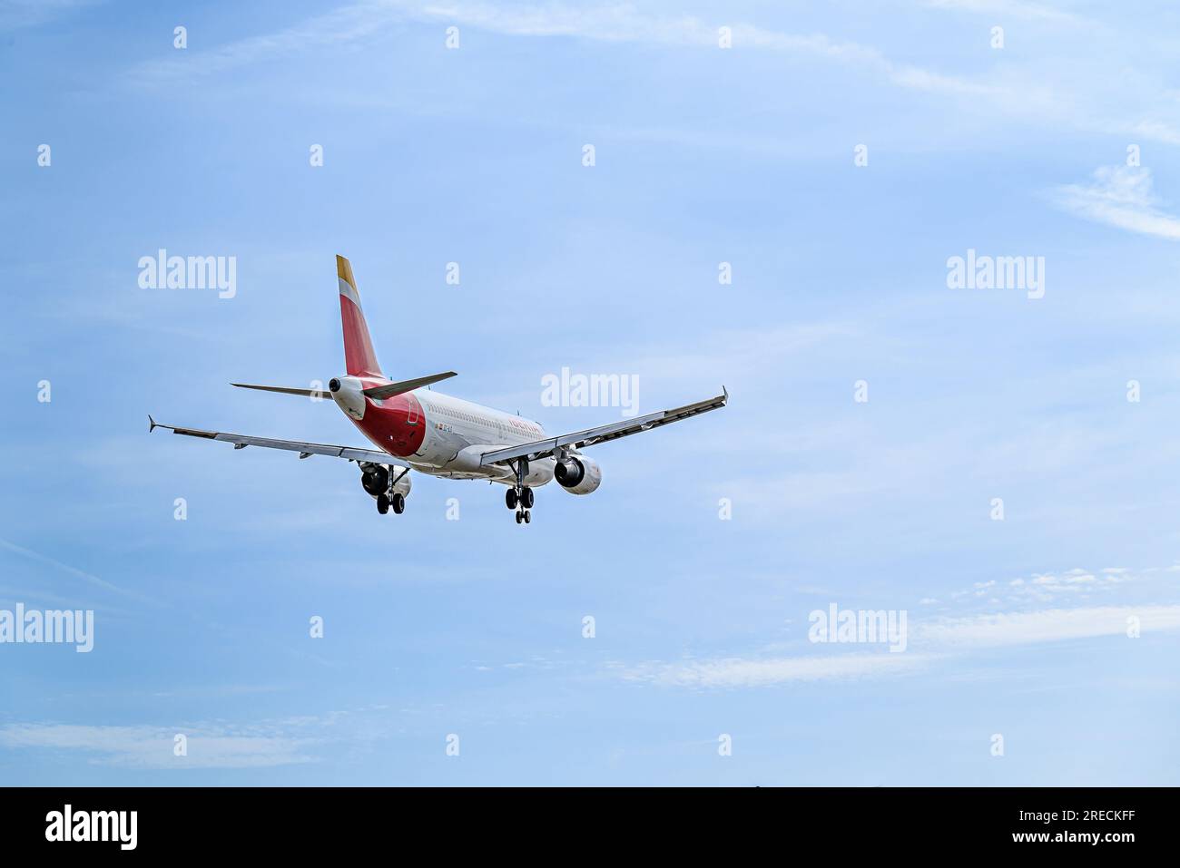 Barcelona, ​​Spain; 10. April 2023: Airbus A320 der Iberia-Gesellschaft, Landung auf dem Flughafen Josep Tarradellas Barcelona-El Prat Stockfoto